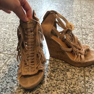 Buckle fringe wedges